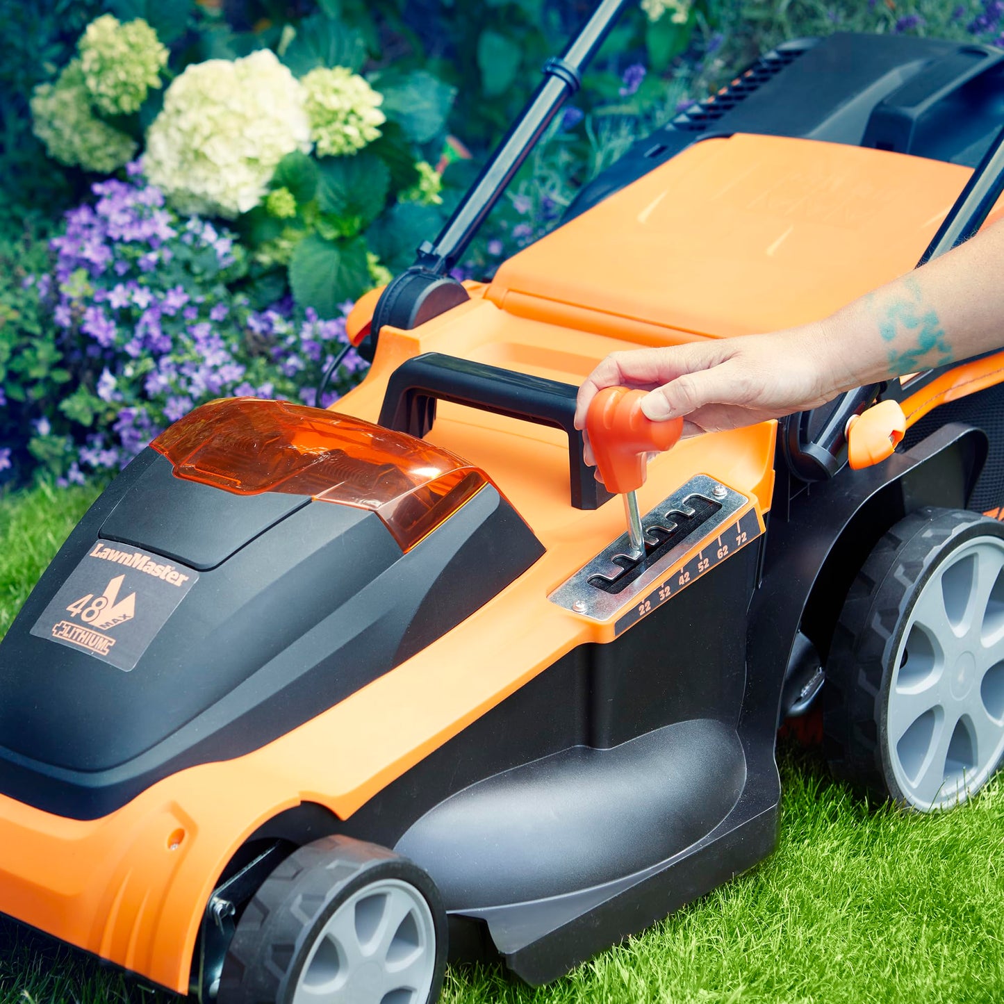 LawnMaster 48V 41cm Cordless Lawnmower with a Set of two MX 24V 4.0Ah Lithium Ion Batteries, 2x Fast Chargers, Edging Comb, Rear Roller and Mulching Function. Battery lawn mower for Large Lawns.